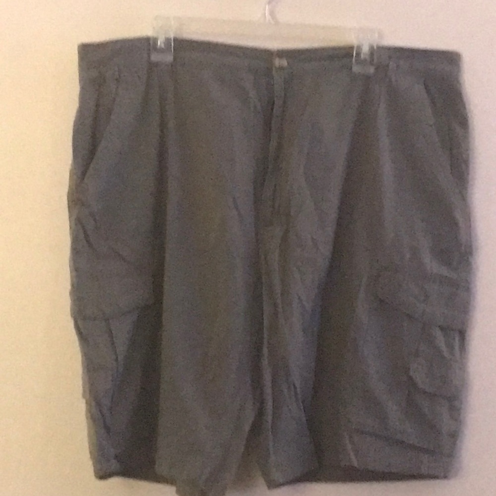Green cargo shorts with 6 pockets